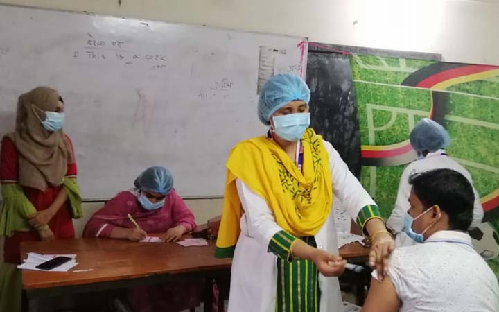 টিকা নিতে পারবেন ১৮ বছর বয়সী শিক্ষার্থীরাও